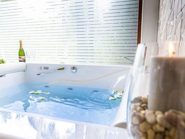 Suite-Garden hotel-4stelle vasca-jacuzzi camera Battipaglia-Salerno