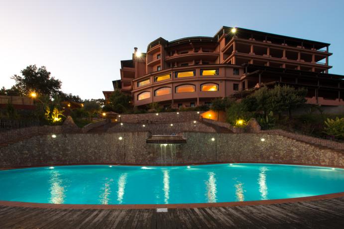 Vista del Resort e Piscina in serata