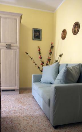 Comodi sofa in soggiorno