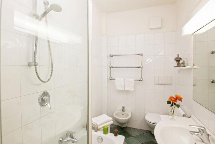 Bagno privato con teli mare hotel4stelle Castiglione-della-Pescaia