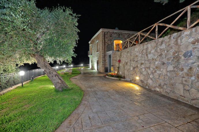 Vista notturna Resort con giardino