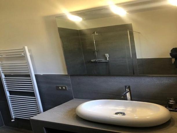 Bagno moderno con tutti i comfort  