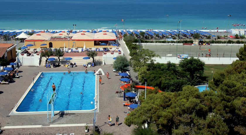 Villaggio turistico sul mare con piscina 