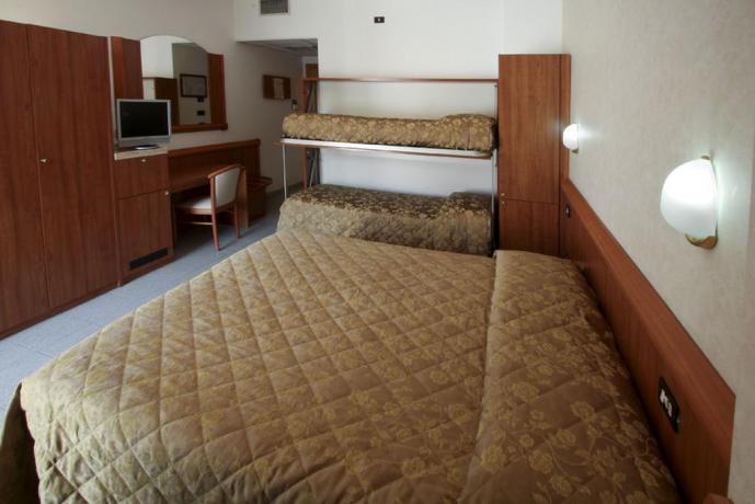 Camera con matrimoniale e letto a castello SIlviMarina