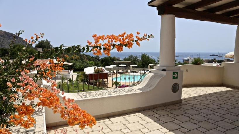 Hotel Eolie con ampio solarium vista mare