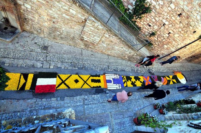  Infiorata di Spello scorcio via medievale 