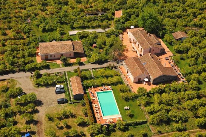 Vista dall'alto agriturismo con piscina vicino Catania 