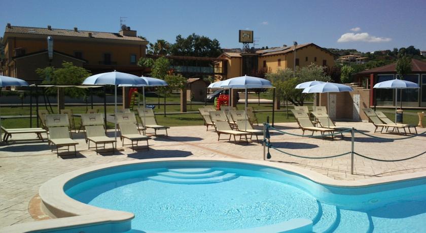 Piscina in Campagna vicino al Mare Alba Adriatica