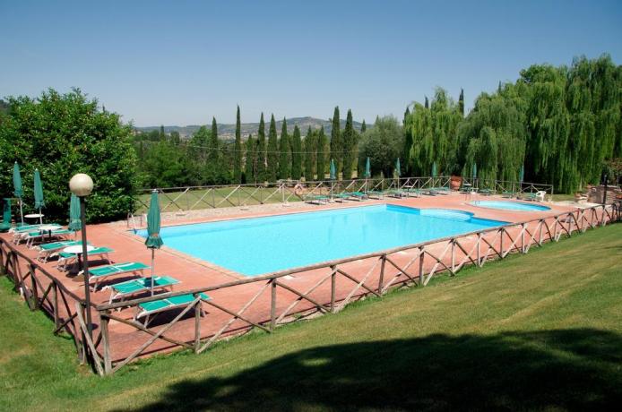 Casale con piscina imperiale con lettini a Corciano