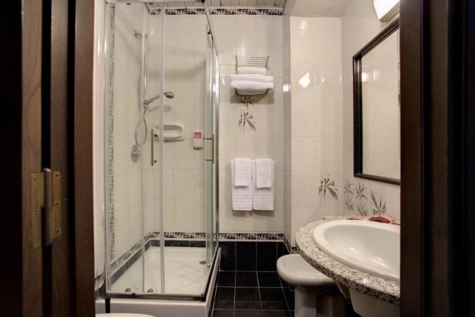 Bagno con box doccia albergo sul Lago Albano