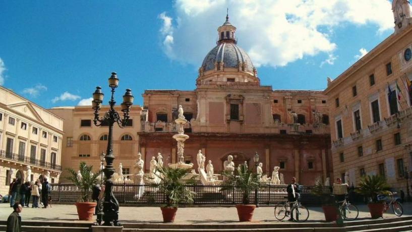 A pochi metri dalla Fontana Pretoria hotel4stelle Palermo 