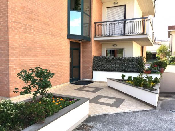 Ingresso, giardino e parcheggio privato