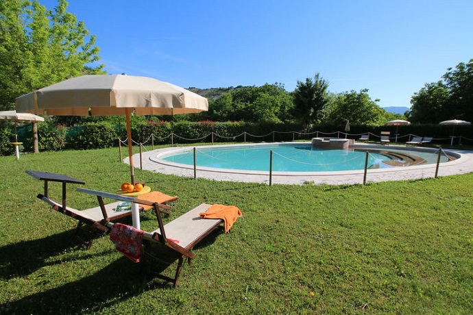 Solarium bordo piscina ideale per famiglie con bambini 