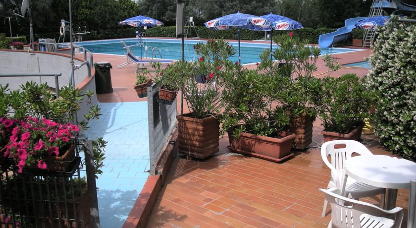 Piscina Esterna immersa nel verde Hotel Firenze 