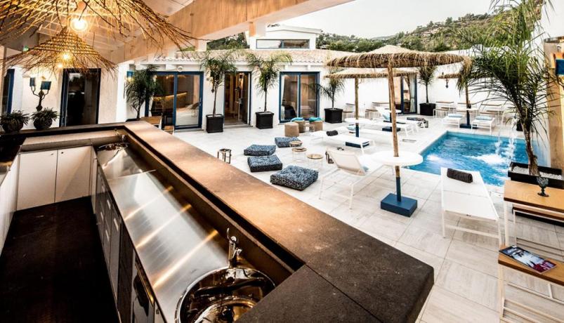 Lounge Bar con Piscina-Idromassaggio e Musica 