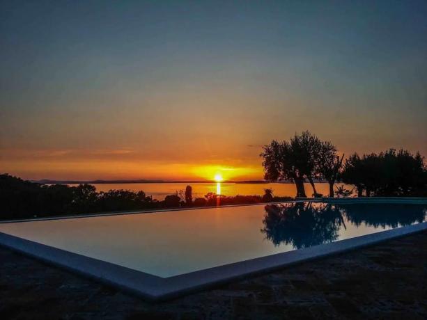 Tramonto a bordo piscina villa-benessere Torricella 