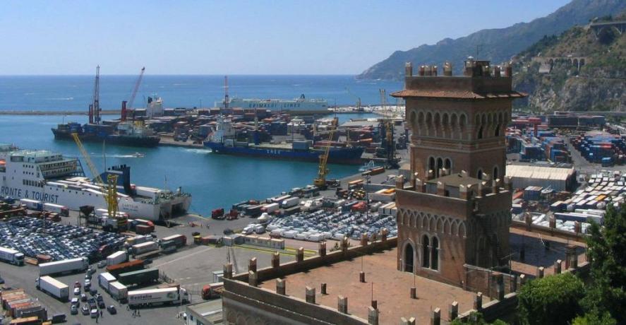 Porto di Salerno vicinissimo al B&B L'Artista