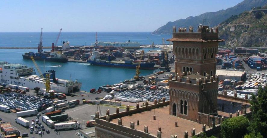 Porto di Salerno vicinissimo al B&B L'Artista 