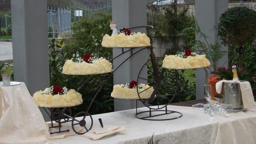 Dettaglio torta nuziale durante un ricevimento