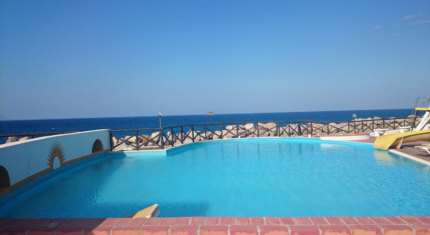 Piscina esterna vista mare hotel*** Patti Messina