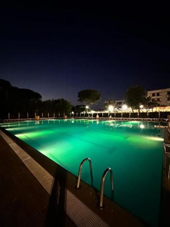 Albergo con piscina, vista notturna