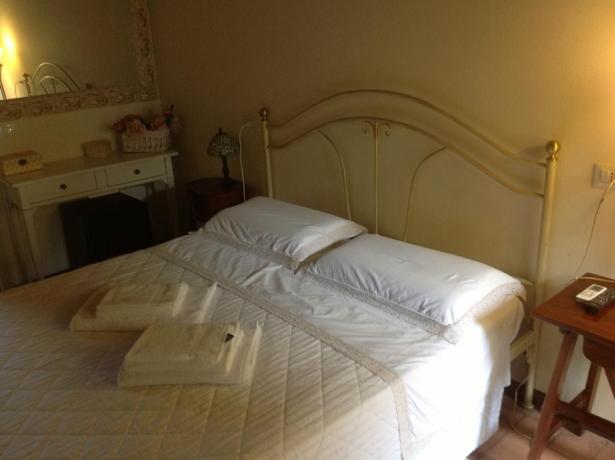 Letto matrimoniale con aria condizionata e Tv privata