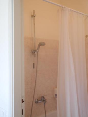 Bagno con vasca/doccia hotel a Pesaro