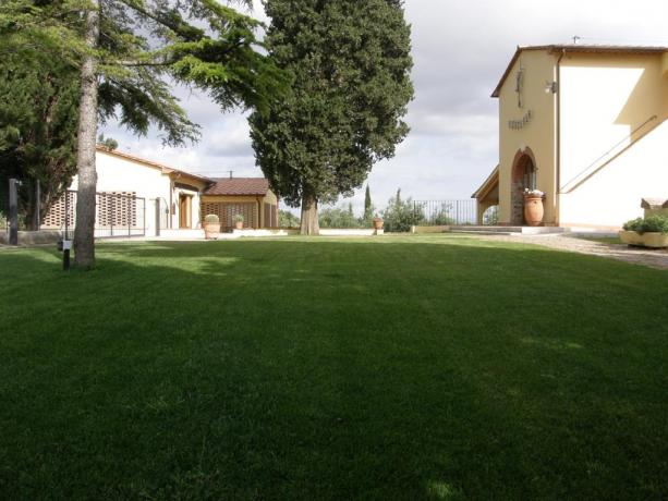 Ampio giardino privato in Agriturismo Campiglia Marittima