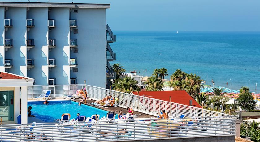 Hotel Resort 3 stelle con Appartamenti, Camere e Piscina vicino al mare di Alba Adriatica