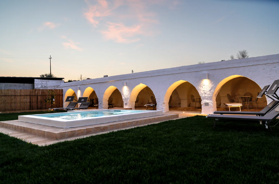 Piccola Piscina esterna privata al tramonto