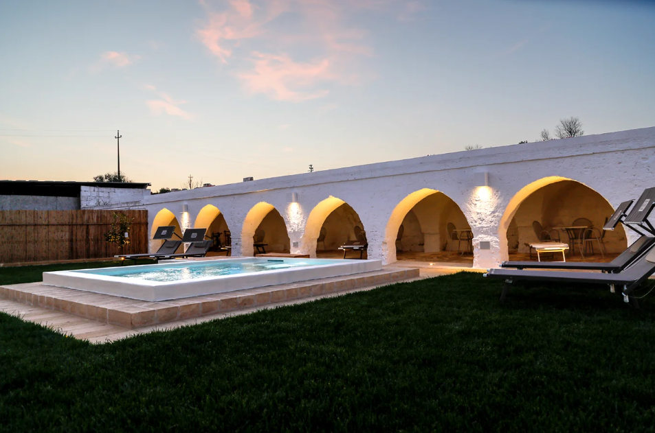 Piccola Piscina esterna privata al tramonto 