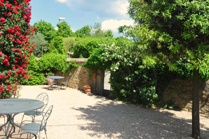 Giardino recintato con tavoli e sedie