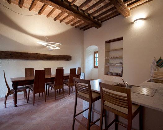 sala soggiorno con cucina in toscana a certaldo 