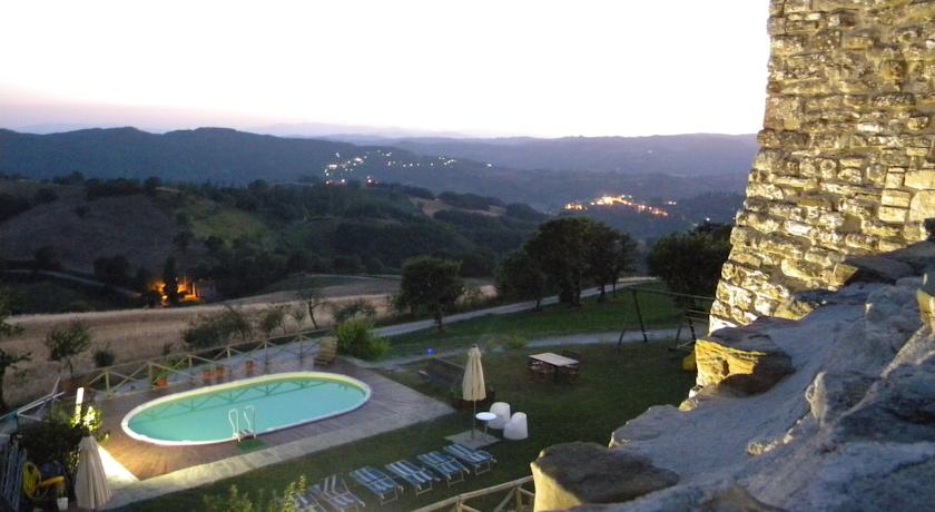 Offerta WEEKEND in Agriturismo Panoramico con Appartamenti, Ristorante e Piscina a Gubbio con Bonus Vacanze Accettato