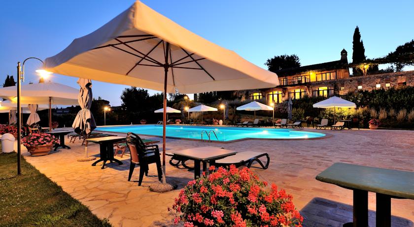 Piscina e Solarium con vista su Assisi 