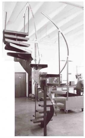 scala in ferro curvata
