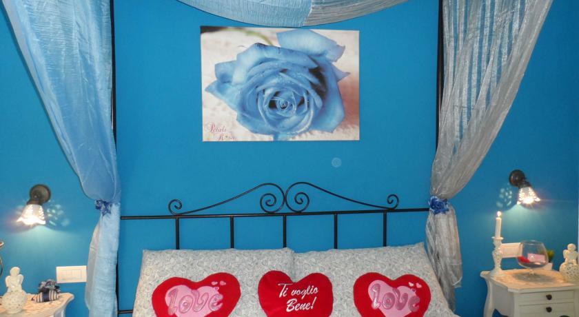 camera rosa blu con baldacchino