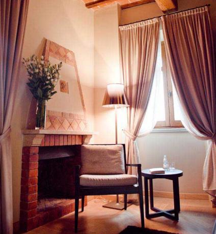 Camera classic con camino hotel di lusso Perugia