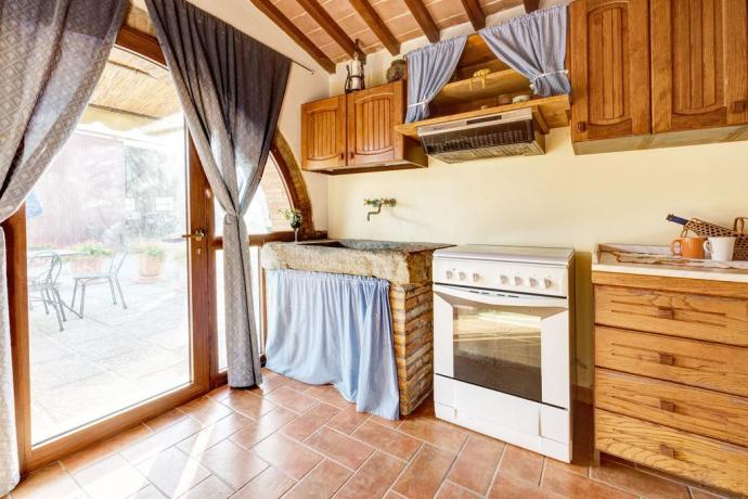 cucine con vista giardino in casale ronzano