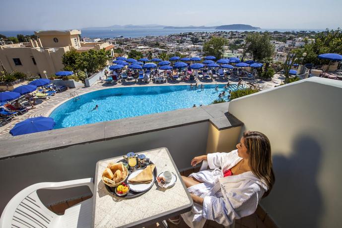 Colazione con vista piscina esterna Ischia 