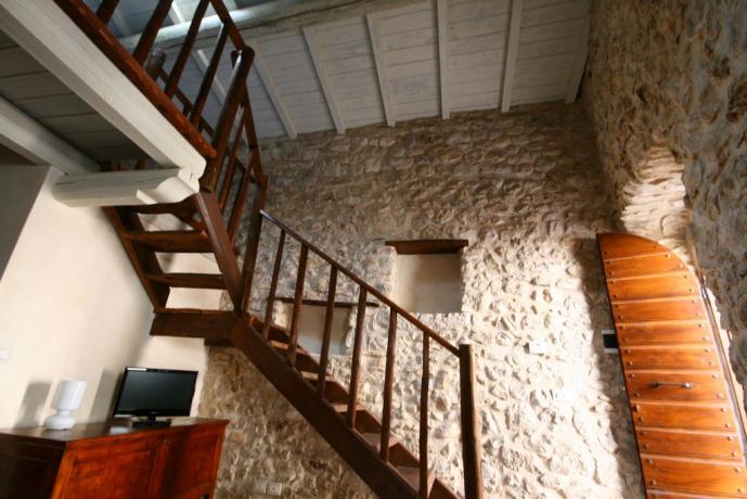 interno antico scale a chiocciola appartamento vacanze