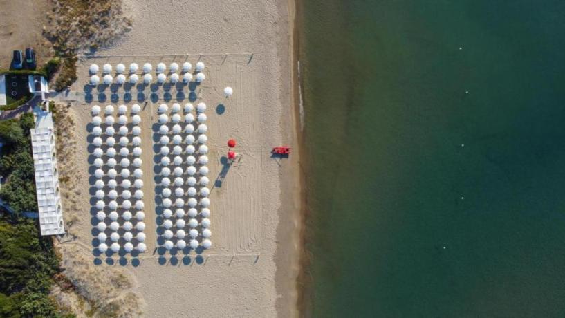 Bellissima spiaggia di sabbia di fronte l'hotel