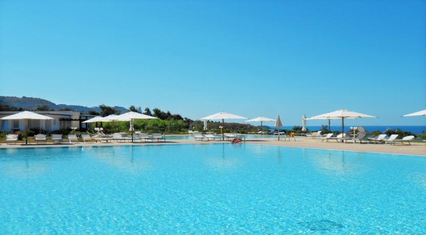 Piscina Fronte Mare in Villaggio Capo Tonnara