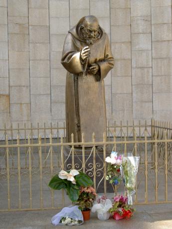 Statua Padre Pio Pietralcina, Santuario