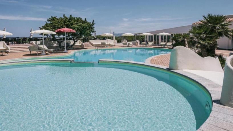 Bellissima piscina per adulti e bambini