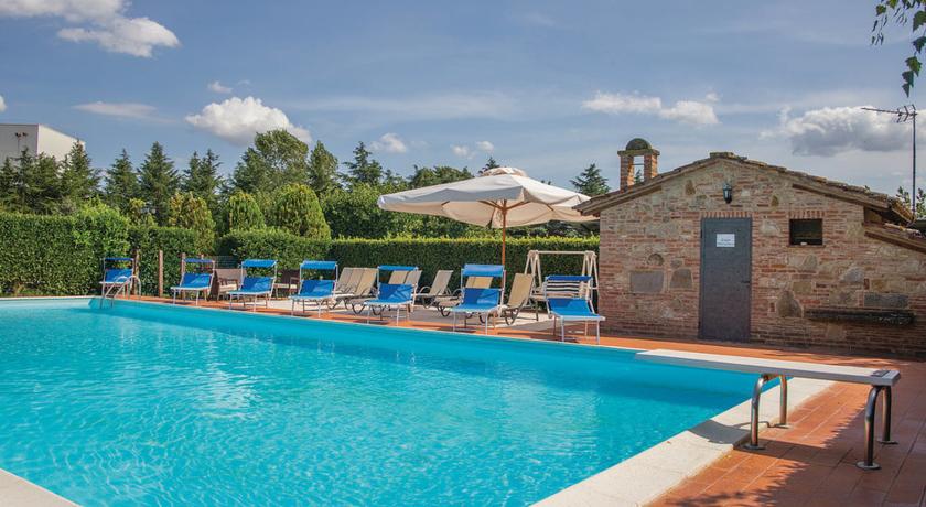 Piscina all'aperto con sdraio e trapolino Le Tenute 