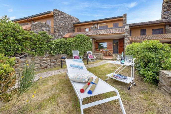 Giardino esterno appartamento vacanze coppie Stintino-Sardegna