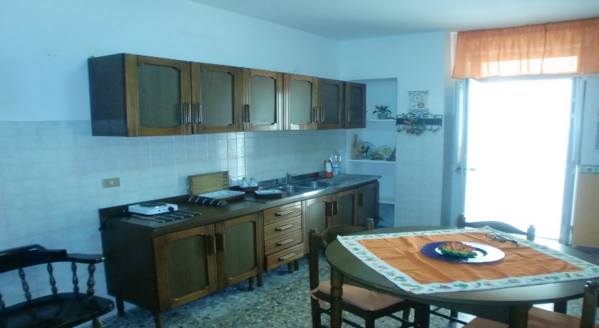 Cucina e salone in B&B vicino a Taranto