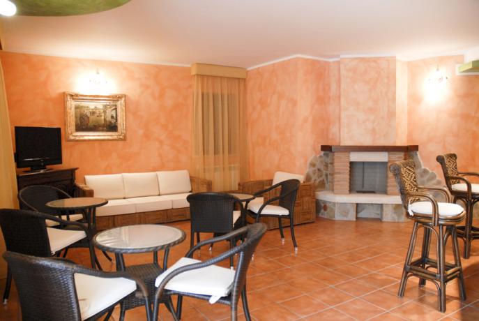 Sala con camino hotel ad Alfedena vicino Roccaraso