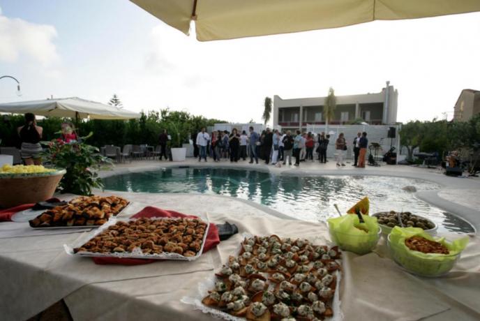 Aperitivo a bordo piscina hotel3stelle Trapani 